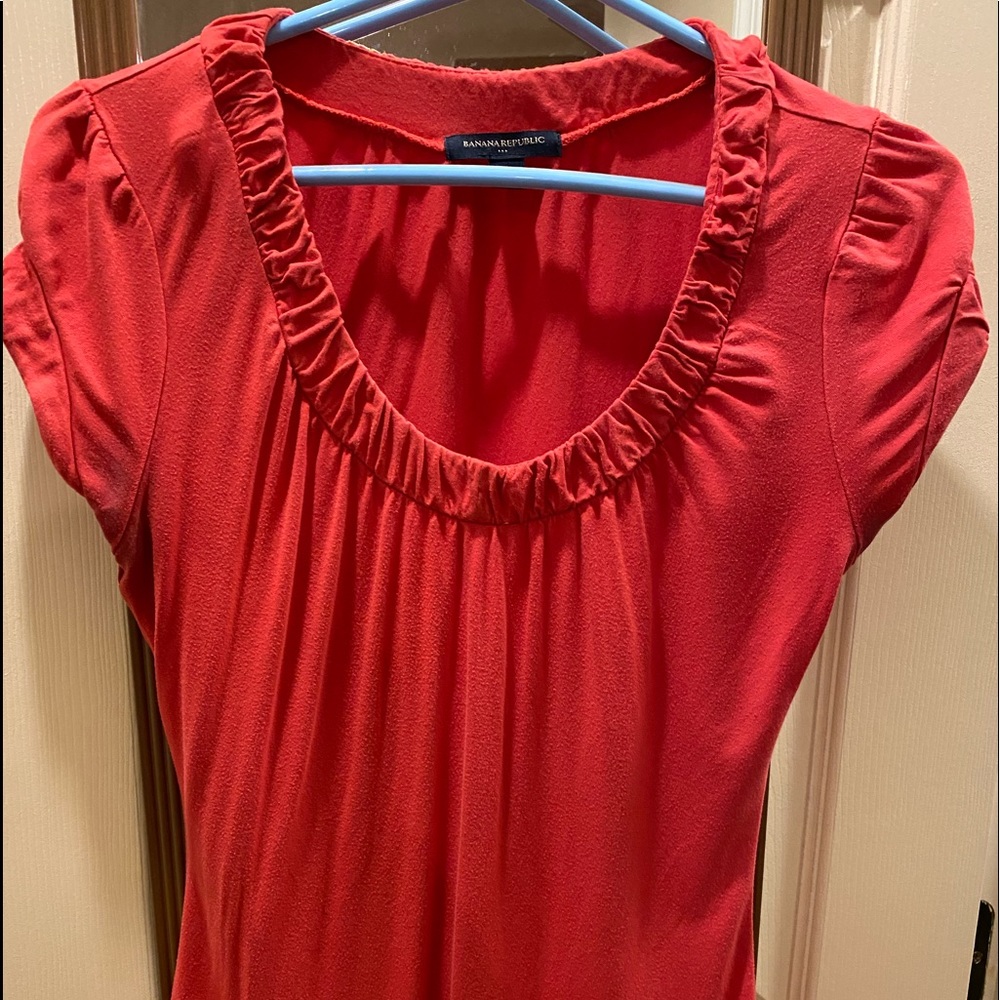 Coral Banana Republic cap sleeve tee